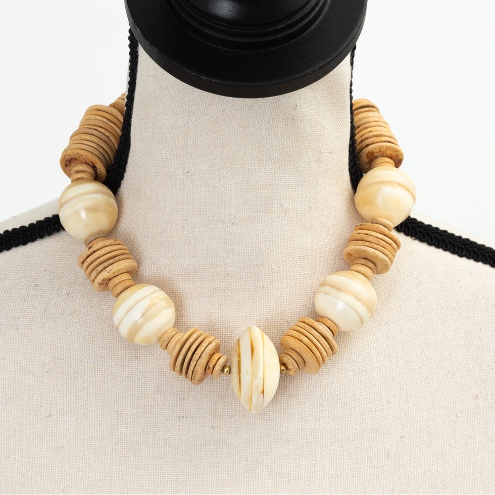 Vintage bold choker necklace 1980s tribal vibe with wood & bone look in neutrals